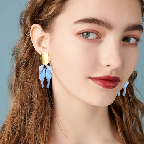 Vista 3 de Aretes colgantes de resina bohemios hechos a mano con pétalos de rosa, aretes largos de acrílico escalonados, aretes de borla floral exagerados