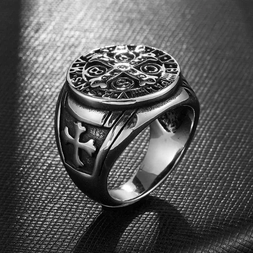 Vista 4 de pickyegg.com Anillo de cruz católico de San Benito para hombre, medalla de exorcismo de acero inoxidable