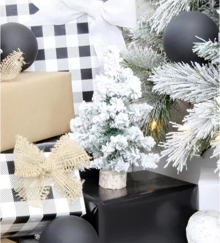 Vista 5 de AuldHome Design Mini árboles de Navidad (paquete de 3, 8 pulgadas, flocados); decoración navideña de mesa de pino canadiense