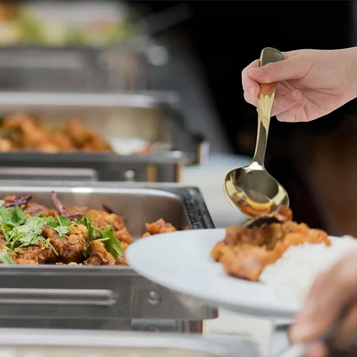 Vista 4 de Plasticpro Utensilios desechables de plástico dorado para servir, 6 tenedores y 6 cucharas, utensilios de servicio duraderos y resistentes