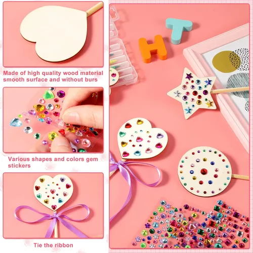 Vista 5 de Chumia El kit de 42 varitas de hadas de princesa incluye 28 varitas de madera de princesa, 6 calcomanías de gemas, 8 cintas, suministros de fiesta