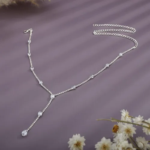 Vista 2 de YERTTER Gargantilla de cadena de diamantes de imitación de plata brillante con borla, collar largo de cristal, collar de lujo con diamantes