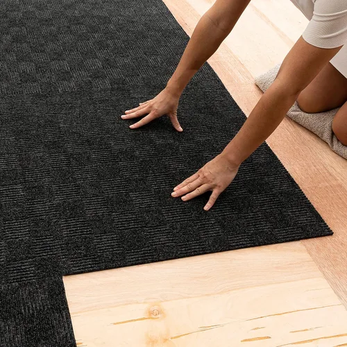 Vista 4 de Mohawk Home Baldosa de alfombra de 24" x 24" para interiores/exteriores, altura de pelo de 0.25", despegar y pegar, poliéster negro, (15 baldosas)