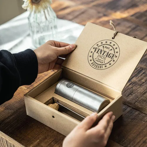 Vista 4 de Molinillo de café vintage Inox, fabricado en Japón, pulido a mano, hoja de cerámica, acero inoxidable, tratamiento de envejecimiento, irrompible