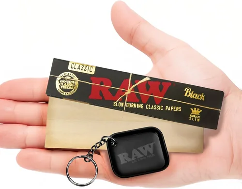 Vista 2 de RAW Paquete de 8 papeles de liar delgados negros tamaño King, incluye llavero coleccionable RAW Tiny Matte Black Murder'd Tray