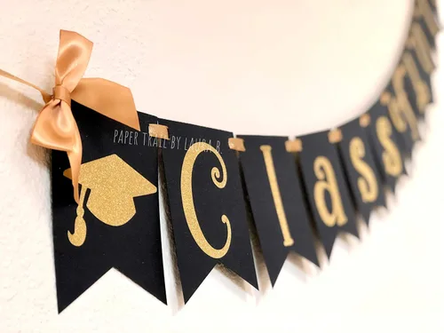 Vista 3 de Banner de graduación de clase 2019 en negro y dorado con gorras. Decoraciones para fiestas de graduación. Celebración de graduación. Personaliza tus