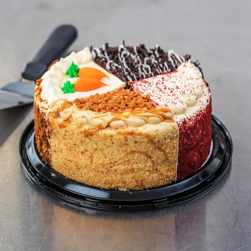 Vista 3 de Our Specialty Pastel variado de doble capa de 8 pulgadas con caramelo, zanahoria, chocolate y pastel de terciopelo rojo, 46 onzas, congelado