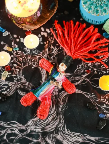 Vista 3 de Juego de muñeca de vudú hecha a mano, cuerda de cáñamo real, envuelta en calavera, brujas de terror, regalos para Halloween, cumpleaños, Navidad