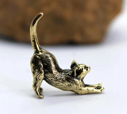 Vista 8 de Figura de gato estirada fundida a mano en latón, pequeño gatito, regalo coleccionable para amantes de los gatos, pequeña baratija decorativa de metal