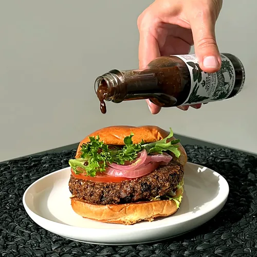 Vista 3 de Queen Majesty Paquete variado de salsa picante – Destacado en Hot Ones – Scotch Bonnet & Jinger, Habanero Rojo y Café Negro, Tequila Jalapeño