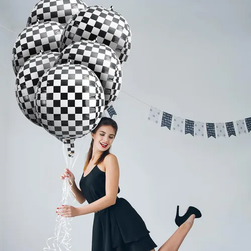 Vista 7 de 14 globos de aluminio a cuadros de 22 pulgadas, globos de tablero de ajedrez blanco y negro, globos de cumpleaños con cinta negra para decoración