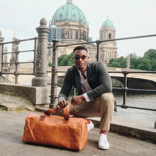 Vista 5 de Berliner Bags Bolsa de lona de cuero vintage Oslo para viajes o el gimnasio, bolsa de noche para hombres y mujeres, Coñac, L