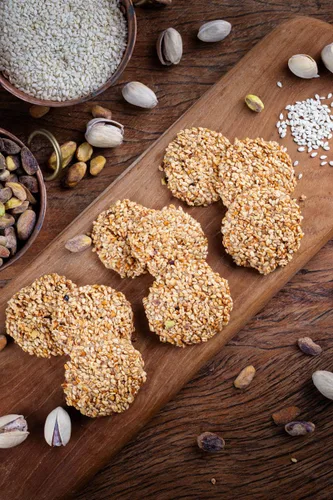 Vista 4 de Snacklava - Galletas de pistacho y sésamo, paquete de 6 (54 piezas)