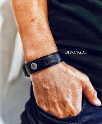 Vista 3 de Pulsera de cuero negro de 0.7 in de ancho con remaches, para hombre, ajustable, cierre de hebilla, masculino