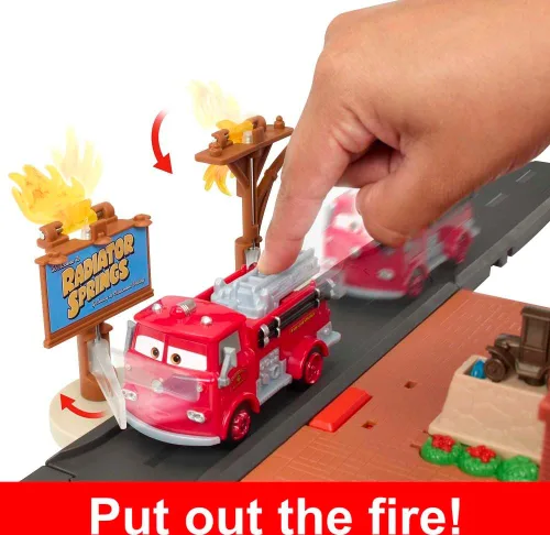 Vista 2 de Mattel Disney y Pixar Cars On The Road Toys, Red 's Fire Station Playset con camión de bomberos fundido a presión y acción activada por niños