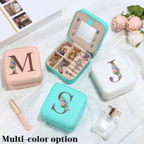 Vista 6 de Yesteel Joyero con inicial, organizador de joyas, cajas de joyería para viajes, mejores amigas, regalos de cumpleaños para mujeres, regalos