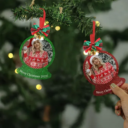 Vista 6 de Adornos de Navidad personalizados 2023 con imagen personalizada con purpurina, adornos acrílicos para decoración de árbol para parejas, familia