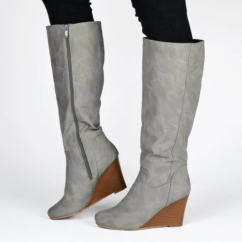 Vista 6 de Journee Collection Botas largas para mujer con tacón de cuña y cremallera interior, color marrón, 8, Marrón