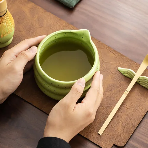 Vista 5 de Juego de té matcha japonés de 7 piezas, kit de matcha con cuenco de matcha (con boquilla de vertido), batidor de matcha, soporte para batidor Verde