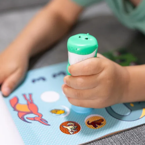 Vista 2 de Melissa & Doug Paquete de dinosaurios Wow!™ Sticker Wow!™: libro de actividades de 24 páginas, sello adhesivo recargable, mini almohadilla, 500