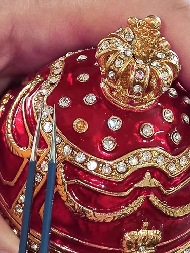 Vista 5 de Designer Faberge Egg SET Christmas Day Love Wreath Royal Red Fabergé Egg 24KGOLD Caja de joyería rusa Faberge huevo baratija hecha a mano 200