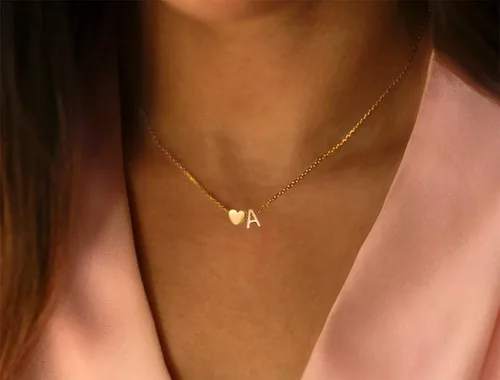 Vista 3 de Glimmerst - Collar de corazón con inicial, acero inoxidable chapado en oro de 18 quilates, collar de corazón pequeño con letra inicial