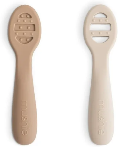 Vista 12 de mushie Cucharas de silicona para bebés de primera alimentación Paquete de 2 (rubor/arena cambiante)