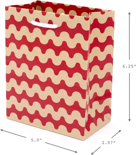 Vista 2 de Hallmark - Juego de bolsas de regalo pequeñas de 6 pulgadas para fiestas (paquete de 5; rojo, blanco y kraft) Copos de nieve, rayas, Feliz (5XGB1798)