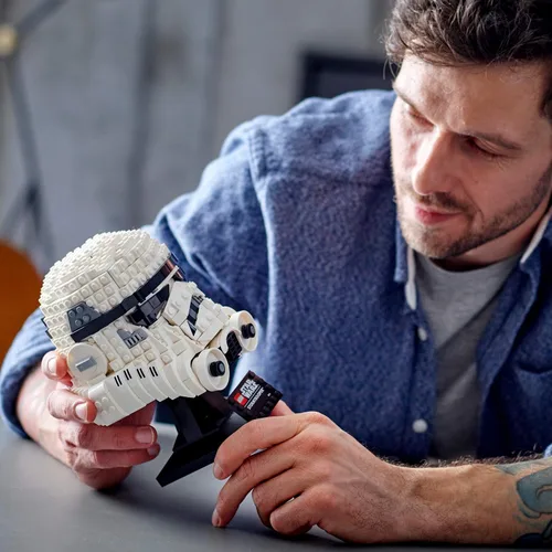 Vista 3 de Casco de Stormtrooper de LEGO Star Wars 75276 Kit de construcción, genial colección de Star Wars para adultos (647 piezas)
