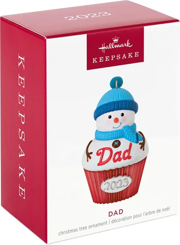 Vista 3 de Hallmark Keepsake Adorno de Navidad 2023, cupcake para papá, regalos familiares