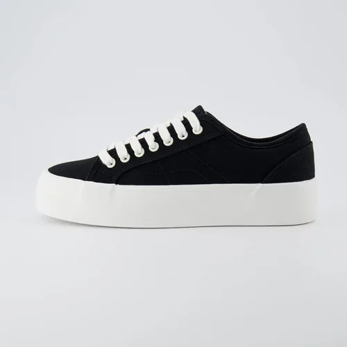Vista 2 de CUSHIONAIRE Zapatilla de lona con parte superior baja con etiqueta para mujer + espuma viscoelástica