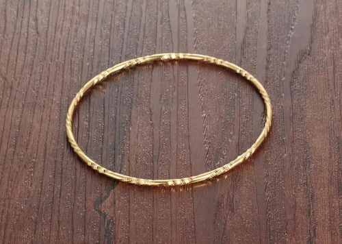 Vista 6 de Juego de 4 pulseras redondas de acero inoxidable con textura múltiple de tono dorado para mujeres y niñas Acero inoxidable