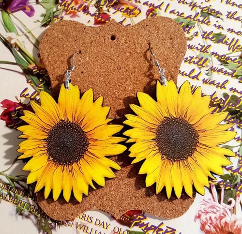Vista 5 de Aretes colgantes con diseño de margaritas amarillas con diseño de girasol y madera, diseño de bandera americana, para mujeres y niñas