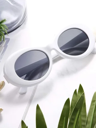 Vista 5 de Blulu Paquete de 18 gafas de sol retro Clout ovaladas con montura gruesa, lentes redondas, para mujeres y hombres, color blanco