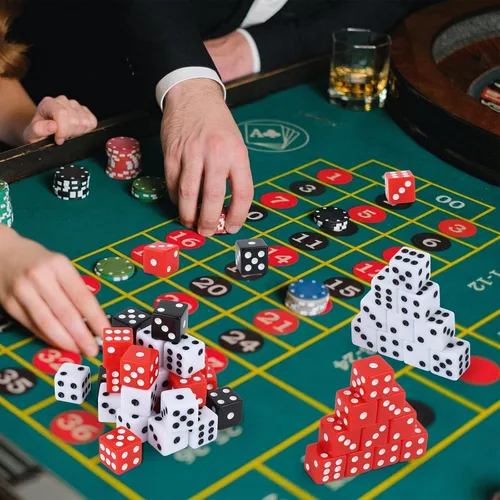 Vista 7 de Juego de 50 dados estándar de 0.63 pulgadas con acrílico negro, blanco, rojo, 6 caras, a granel, dados de casino para fiestas temáticas de casino