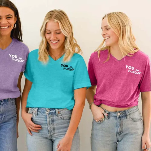Vista 5 de Camiseta con texto en inglés You Matter to The Person Behind Me, You are Amazing Beautiful and Suficiente, camiseta casual con cuello en V para mujer
