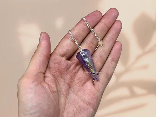 Vista 7 de Péndulo de cristal de amatista Amazing Gemstone para adivinación - Collar de péndulo con cabujón de chakra y cadena