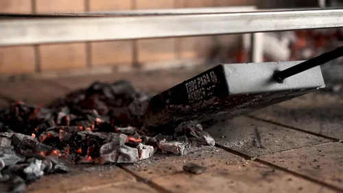 Vista 4 de Herramientas para asador pala atizador y pinza para parrilla de carbono argentina asado - Accesorios esenciales para entusiastas del asado