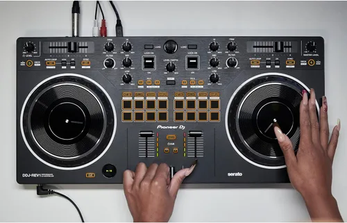Vista 3 de Pioneer DDJ-REV1 Controlador Serato DJ de 2 plataformas con cubierta Decksaver DSLE-PC-DDJREV1 Pioneer DDJ-REV1 - Edición Light