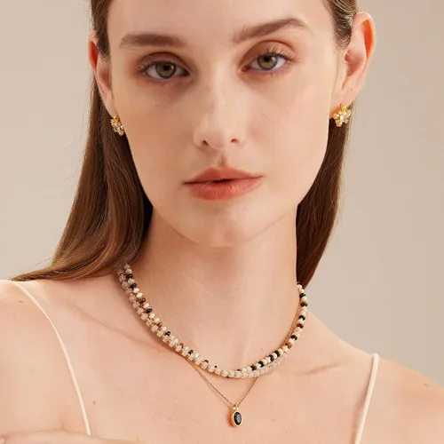 Vista 4 de C.Paravano Aretes de oro de 18 quilates Aretes de tuerca para mujer Aretes hipoalergénicos para mujer Aretes de tuerca con parte trasera plana