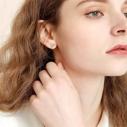 Vista 5 de Aretes de plata de ley para mujer Aretes de corazón celta con nudo cruzado triangular, aretes hipoalergénicos para mujeres y niñas, joyería
