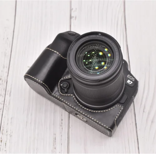 Vista 3 de Rieibi EOS R7 Quality PU Leather Half Case - Agarre para cámara sin espejo Canon EOS R7 - Negro