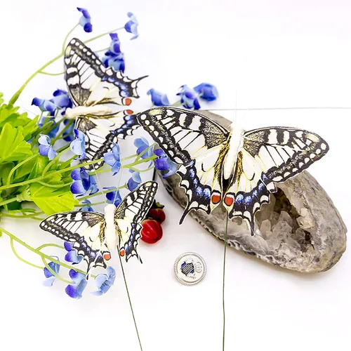 Vista 4 de Juego de 12 decoraciones de mariposa de plumas y mariposas multicolores, mariposas papilio machaon en alambre. Decoración del hogar de primavera