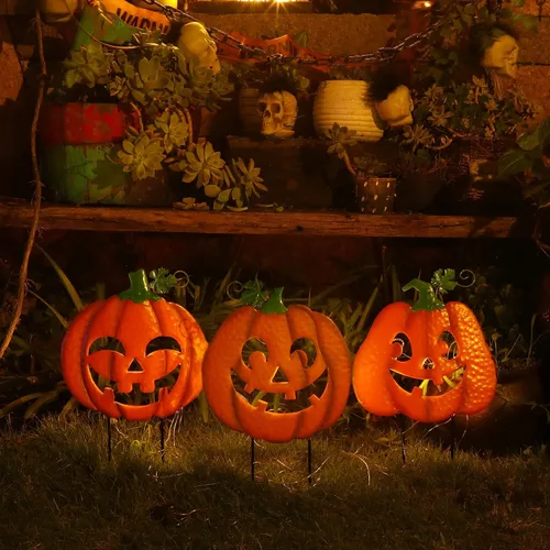 Vista 4 de Juegoal Paquete de 3 estacas de jardín de calabaza iluminadas de Halloween, decoración de metal para exteriores, letreros de patio de Halloween