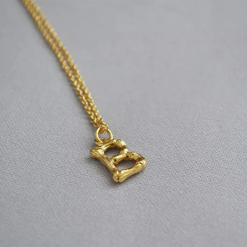 Vista 2 de Collar con inicial de bambú, chapado en oro de 18 quilates, de acero inoxidable, collar con inicial pequeña personalizable, collar con monograma