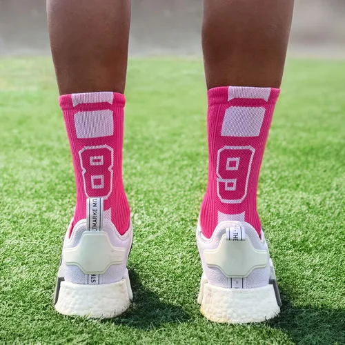 Vista 4 de ChalkTalkSPORTS Calcetines de equipo personalizados - Calcetines con números rosados Elige tu número
