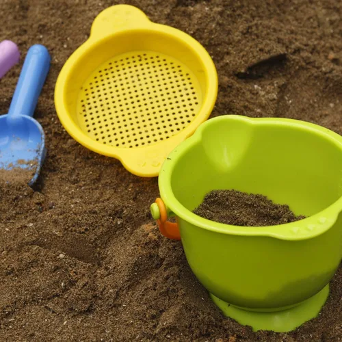 Vista 3 de Juego de playa Hape para niños, tamiz para cubeta, rastrillo y pala