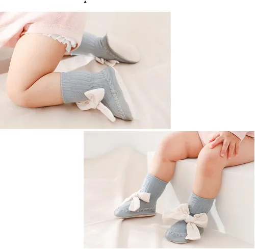 Vista 5 de SUITBOY Calcetines de zapatos para niñas con bonitos lazos, paquete de 2 calcetines antideslizantes para el suelo con agarre, juego de regalo