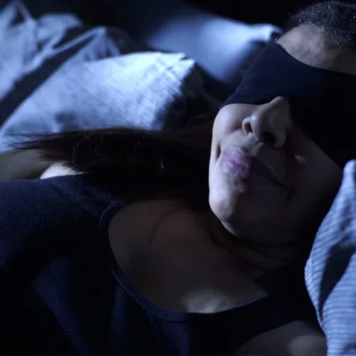 Vista 6 de Máscara de ojos para dormir, cómoda y suave con los ojos vendados para hombres y mujeres que ofrece un sueño tranquilo y totalmente reparador, mejor
