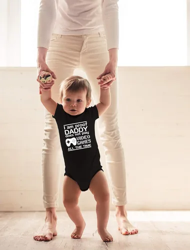 Vista 3 de CBTwear Proof Daddy Does Not Play Video Games All the Time – Ropa de bebé – Divertido body para recién nacido para niños y niñas